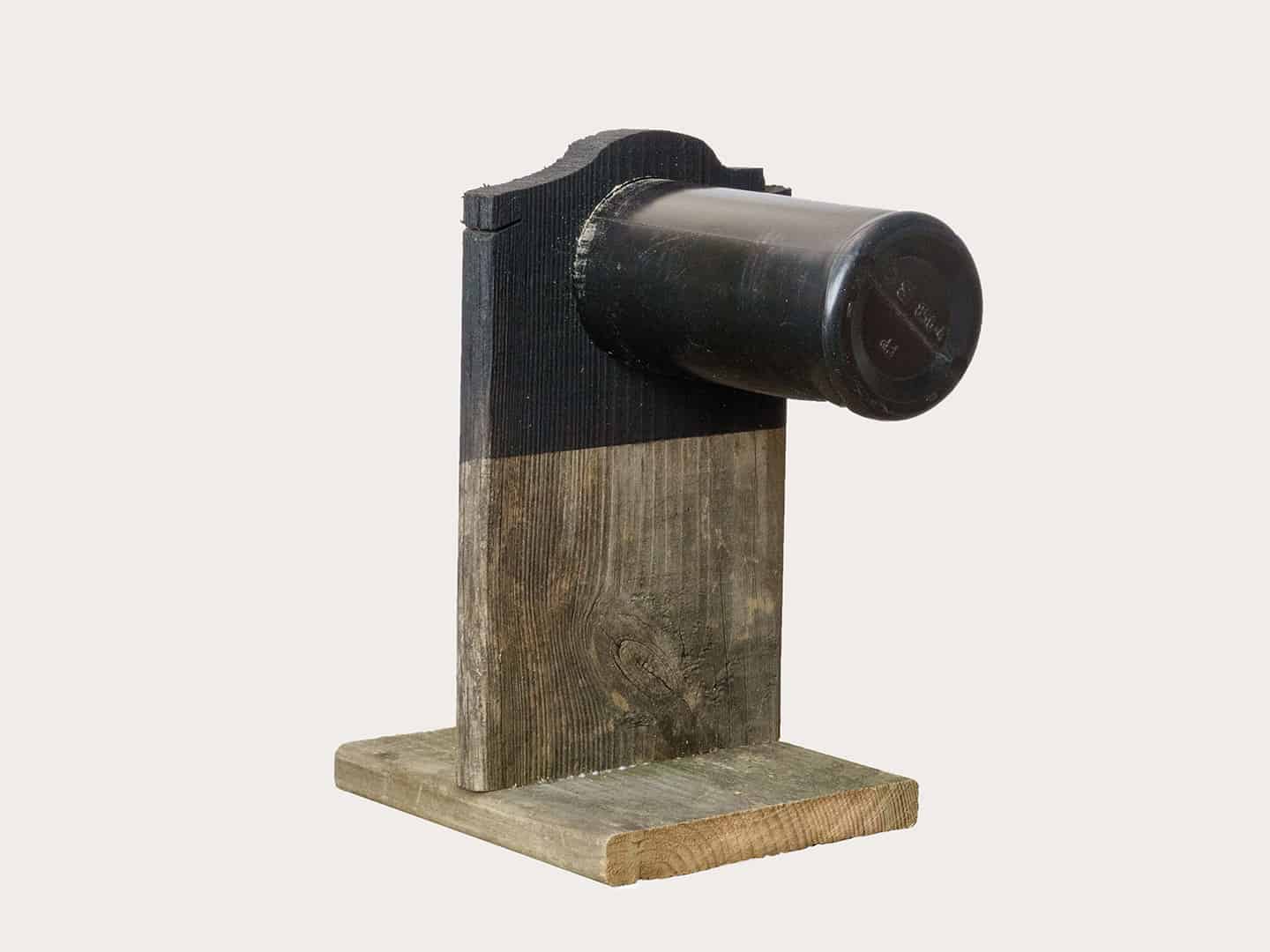 Dit is die nepcamera, gemaakt van twee plankjes en een zwart plastic flesje